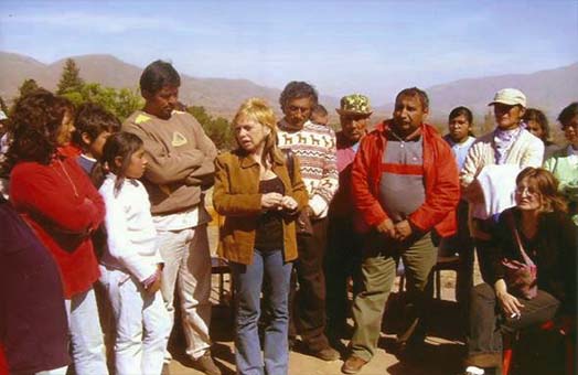 María José Lubertino junto a personas del pueblo originarios