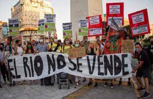 Personas manifestándose a favor de una Campaña Plurinacional en defensa del Agua para la Vida