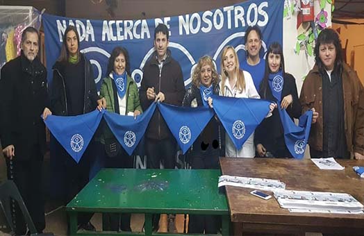 Personas con el el pañuelo azul de lucha por los derechos de las personas con discapacidad