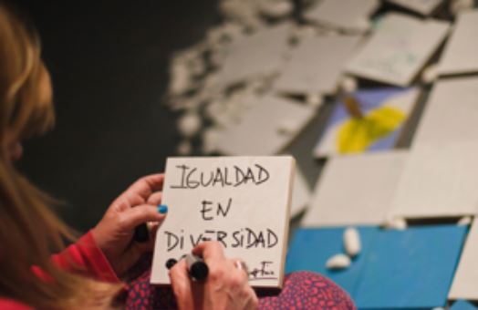 Anotación en un papel con la inscripción Igualdad en Diversidad