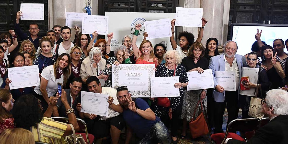 Mari Jose Lubertino junto a diferentes representantes politicos, madres de plaza mayo, en el senado de la republica Argentina.