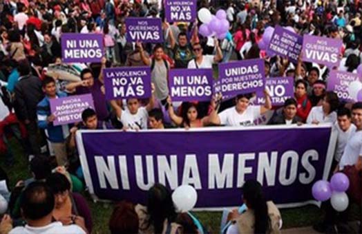 mujeres en una marcha con cartel de ni una menos