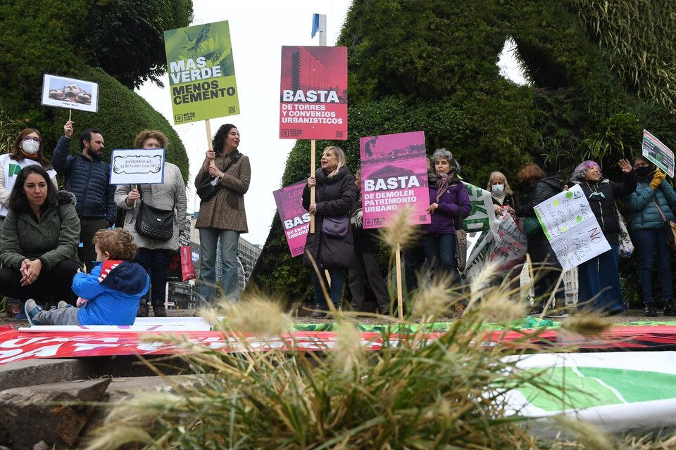 mujeres marchando por más espacios verdes y menos torres en CABA con carteles