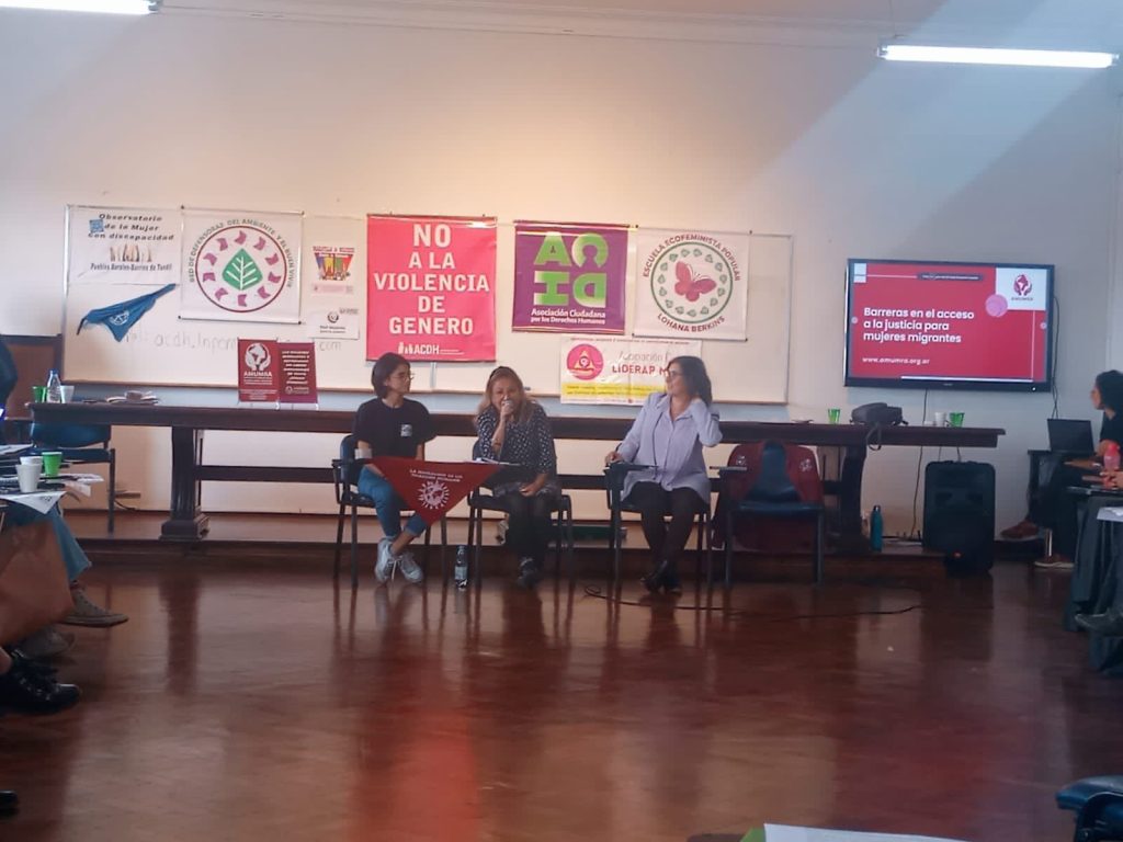 Tres mujeres sentadas dando una charla en la Jornada de Interseccionalidad en el acceso a la Justicia
