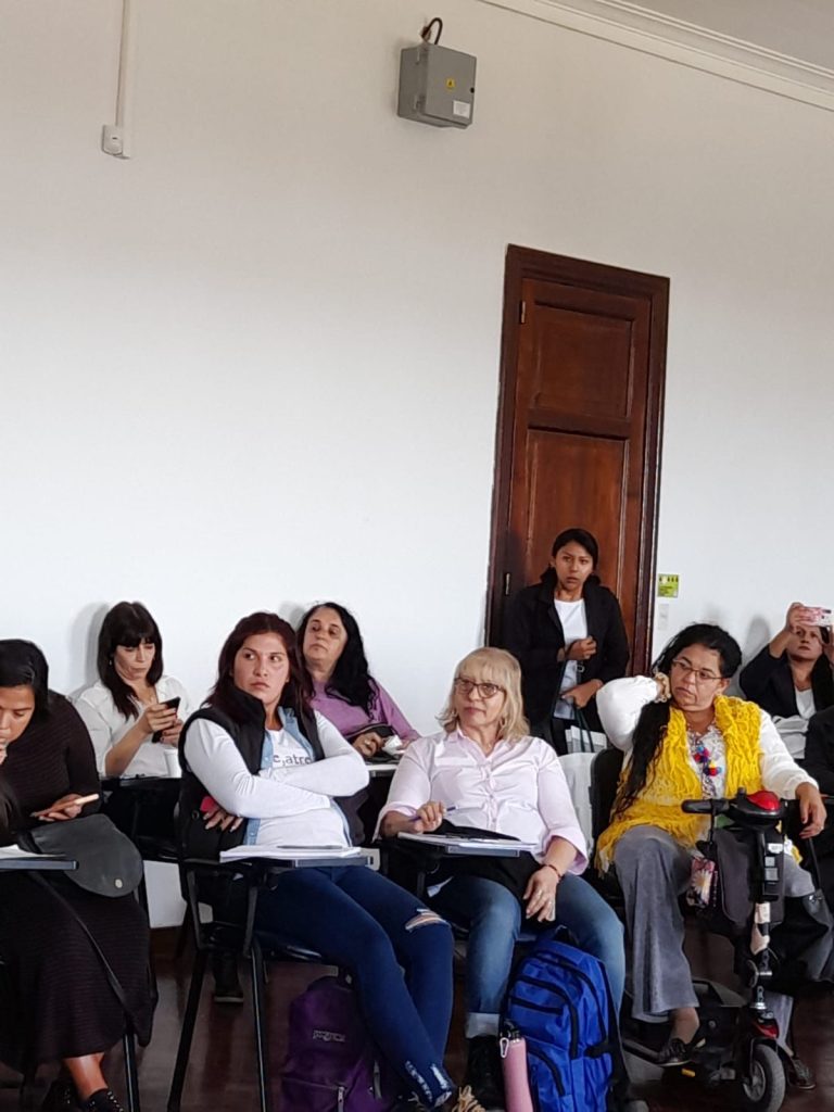Personas sentadas en una Jornada de Interseccionalidad en el acceso a la Justicia